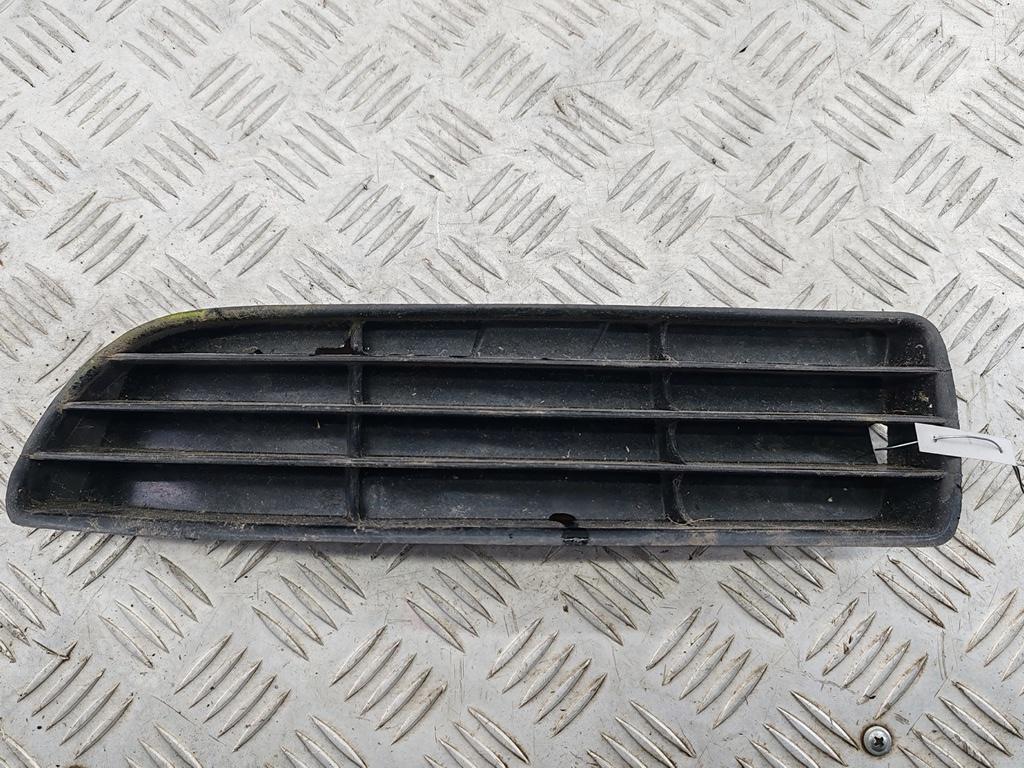 заглушка (решетка) в бампер Audi A4 B5 1998, 1.6 л., бензин, МКПП, серый, седан, 8D0807345B