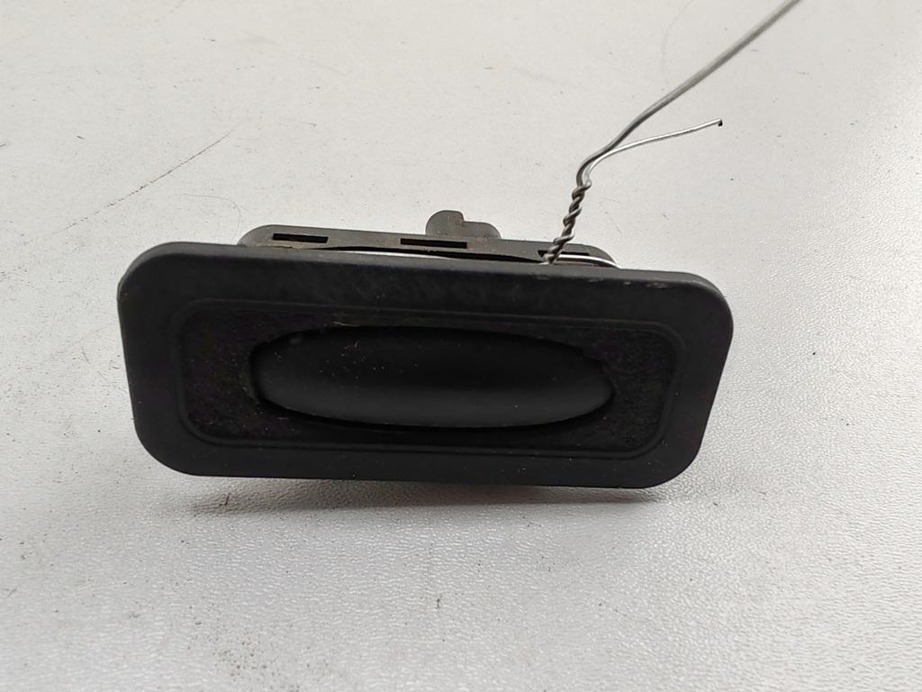 кнопка открытия багажника Renault Scenic II 2007, 2.0 л., бензин, АКПП, белый, минивэн, 8200076256