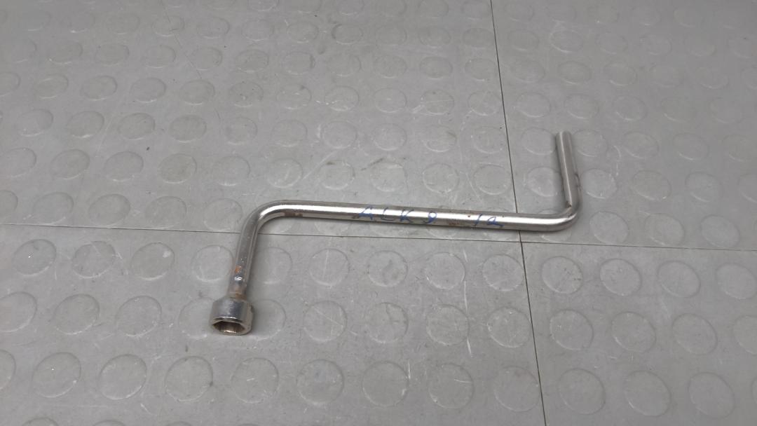 ключ колесный (балонный) BMW 5 серия F07/F10/F11 2009, 2.0 л., дизель, АКПП, седан - фото №1