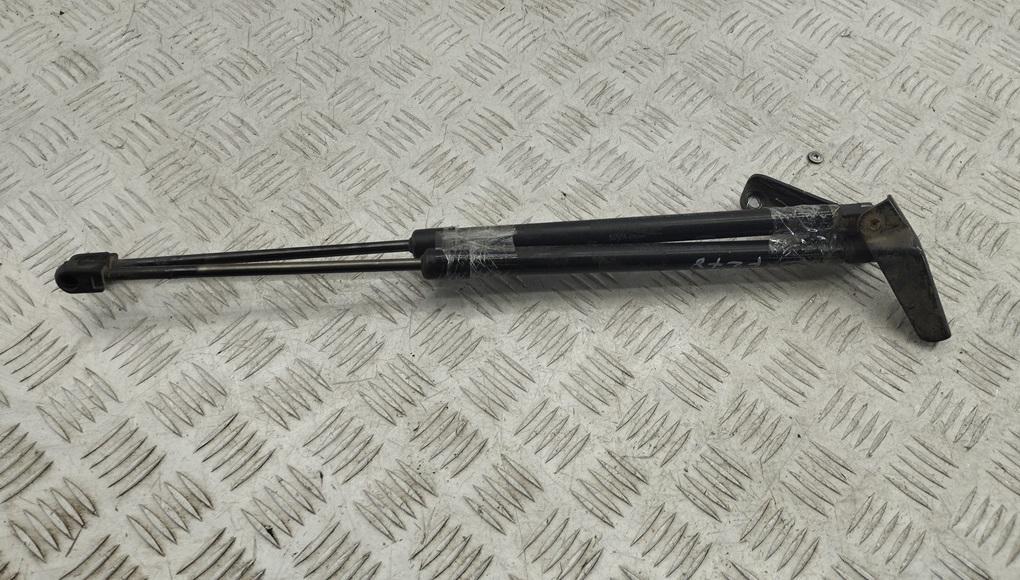 амортизатор крышки багажника (3-5 двери) Suzuki Splash 2008, 1.0 л., бензин, МКПП, красный, хетчбэк 5 дв., 8185051K00