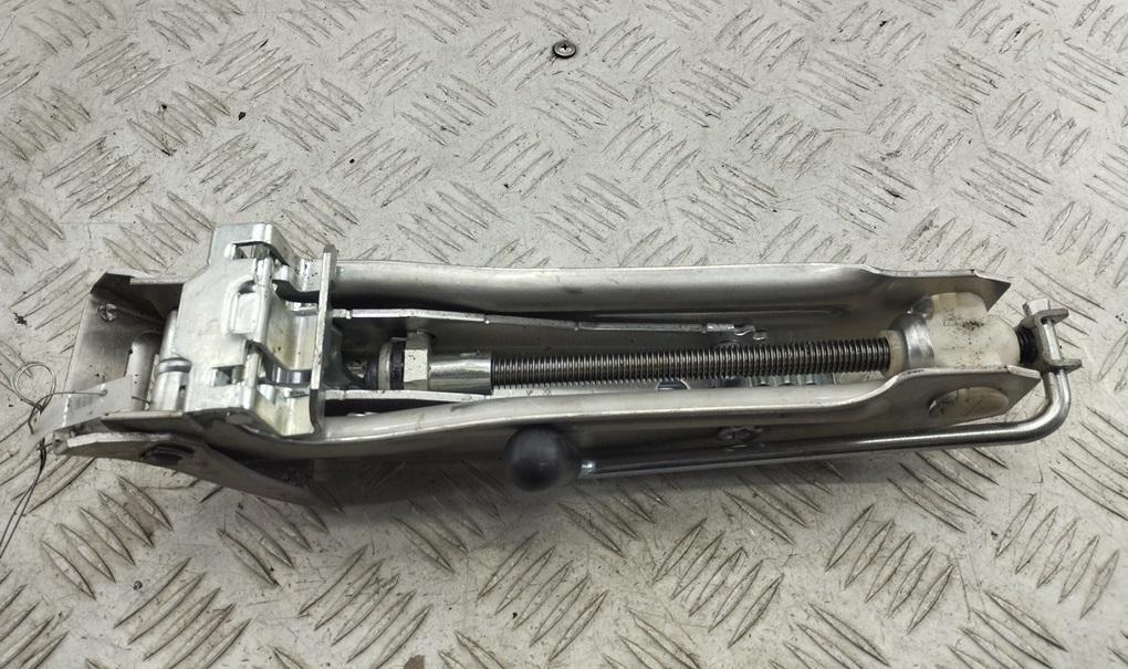 домкрат Audi A6 C5 2001, 2.4 л., бензин, АКПП, чёрный, седан, 8L0011031A