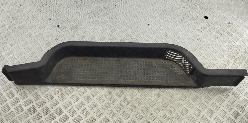 подножка Volkswagen Transporter T4 1996, 1.9 л., дизель, МКПП, белый, микроавтобус, 701863726B