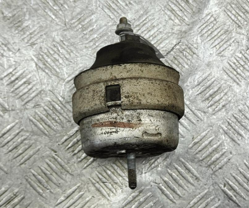 подушка крепления двигателя Volkswagen Passat B5 1997, 1.6 л., бензин, МКПП, красный, седан, 8D0199379J