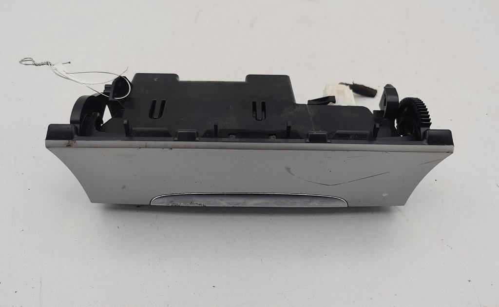 пепельница Volkswagen Passat B6 2008, 1.8 л., бензин, МКПП, серый, универсал, 3C0863284