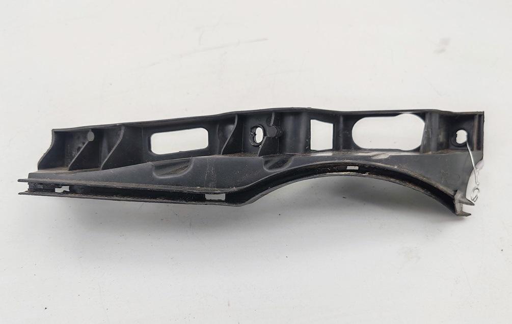 кронштейн переднего бампера Volkswagen Passat B6 2005, 1.6 л., бензин, МКПП, чёрный, универсал, 3C0807890A