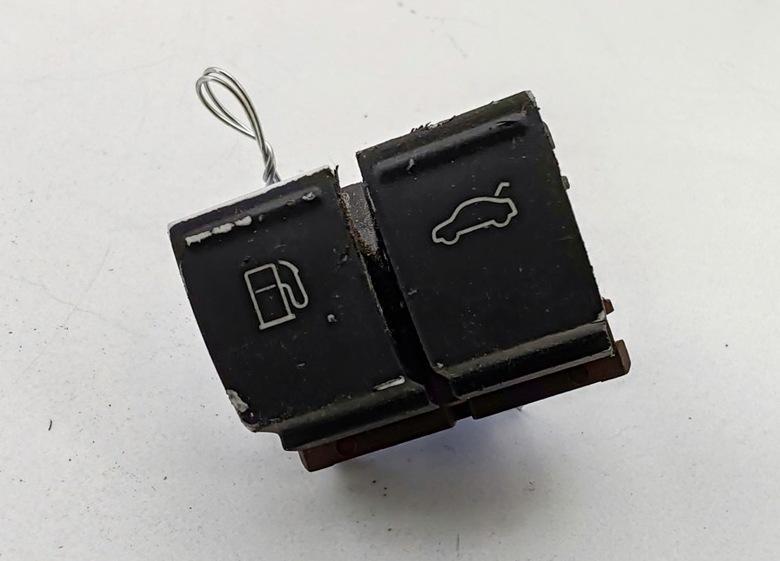 Кнопка открывания лючка топливного бака Volkswagen Passat B6 2005, 1.6 л., бензин, МКПП, чёрный, универсал, 3C0959903