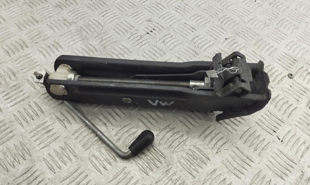 домкрат Volkswagen Passat B6 2005, 1.6 л., бензин, МКПП, чёрный, универсал, 3C0011031B