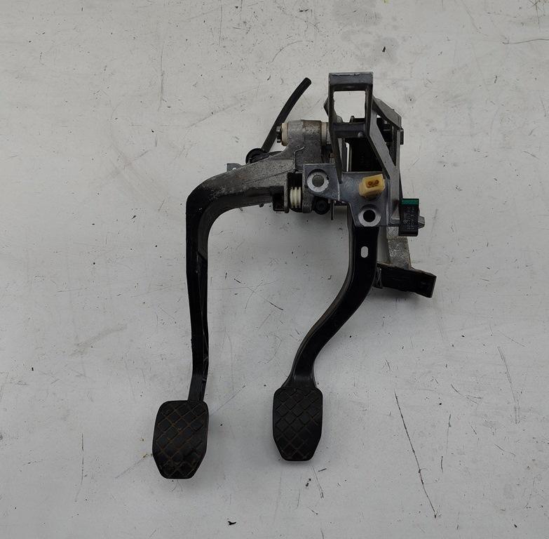 узел педальный (блок педалей) Volkswagen Passat B5 1997, 1.6 л., бензин, МКПП, красный, седан, 8D1721117E