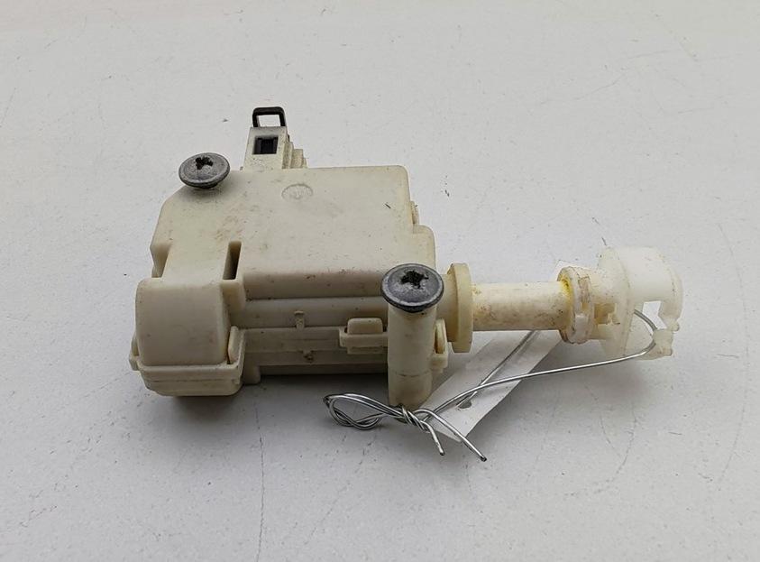 замок лючка топливного бака Volkswagen Passat B6 2005, 1.6 л., бензин, МКПП, чёрный, универсал, 3C0910773