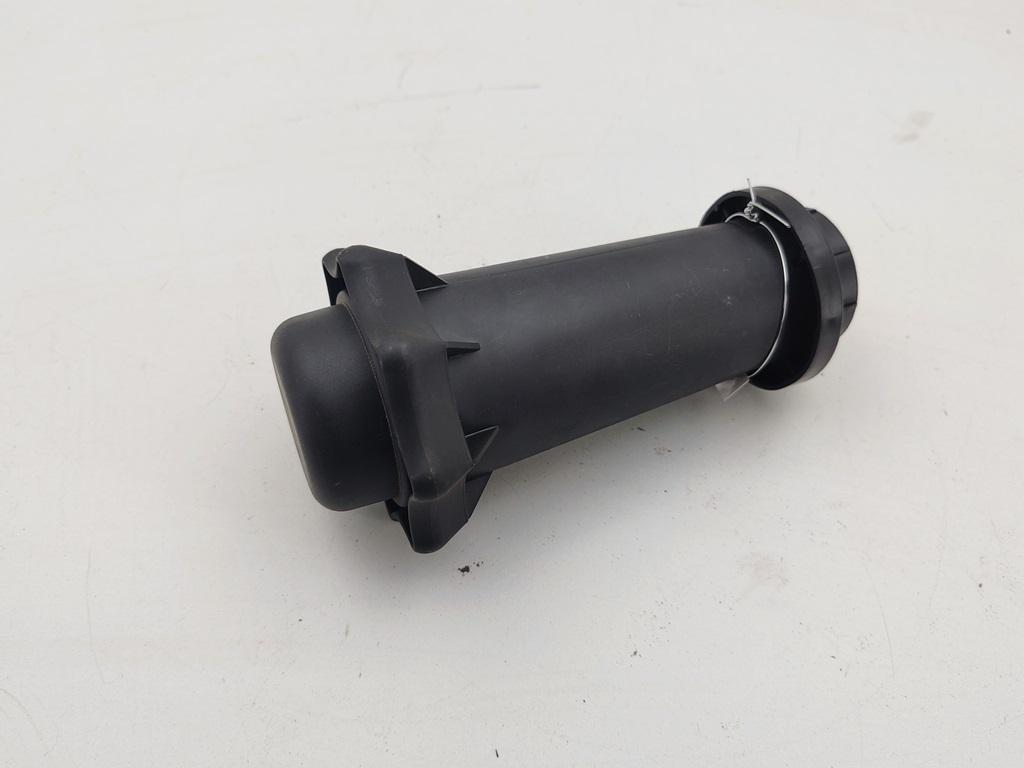 крепление запаски Volkswagen Passat B5 1997, 1.6 л., бензин, МКПП, красный, седан, 8D0803899C