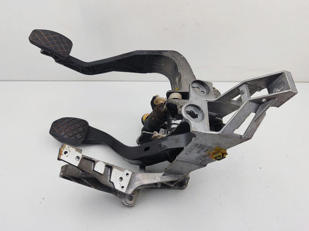 узел педальный (блок педалей) Volkswagen Passat B5+ (GP) 2002, 1.9 л., дизель, МКПП, чёрный, универсал, 8D1721117N - фото №1