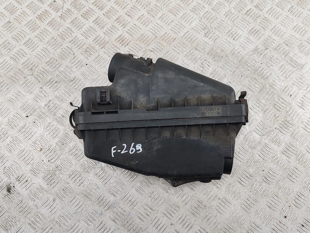 корпус воздушного фильтра Toyota Avensis 2004, 2.0 л., дизель, МКПП, чёрный, универсал