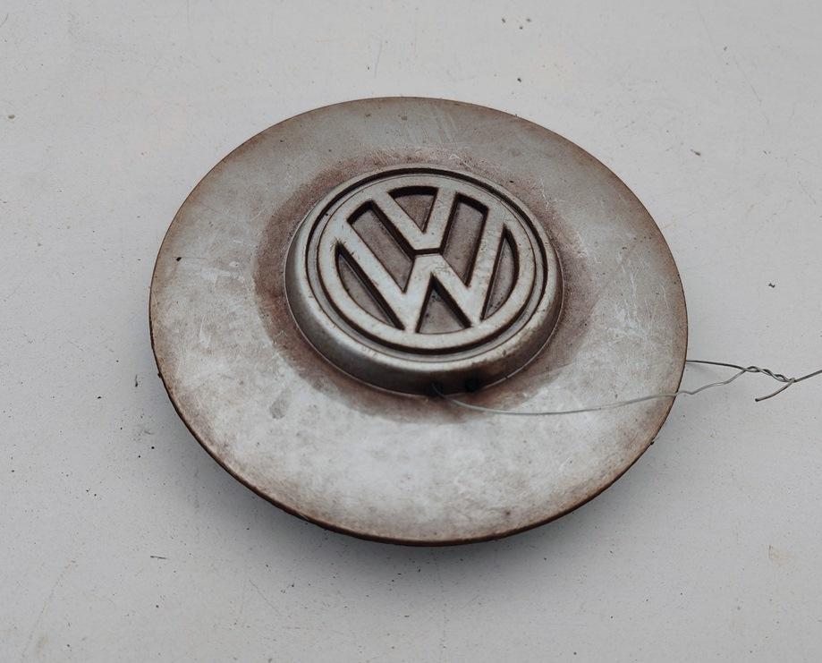 колпак колесный Volkswagen Golf 3 поколение 1993, 1.8 л., бензин, АКПП, белый, хетчбэк 5 дв., 1H0601151B - фото №1