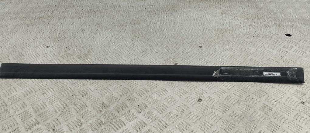 молдинг двери передней правой Audi 100 C4 1993, 2.5 л., дизель, МКПП, серый, универсал - фото №1