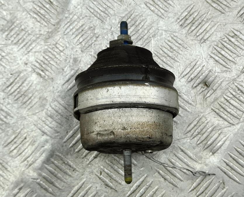 подушка крепления двигателя Audi A6 C5 1997, 2.8 л., бензин, МКПП, серый, седан, 8D0199379J