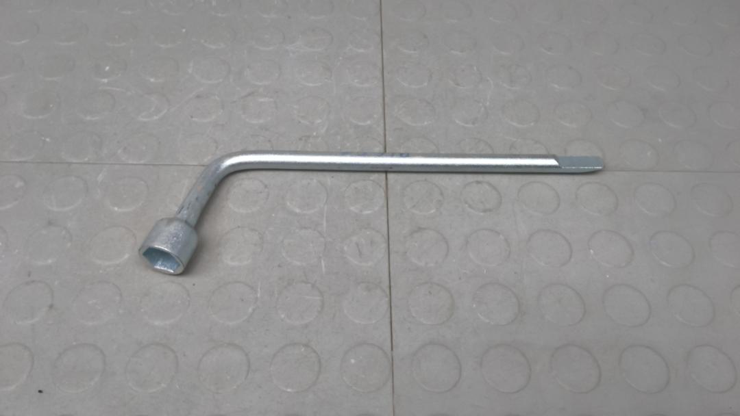 ключ колесный (балонный) Toyota RAV4 рест: 2010-2012 2011, 2.2 л., МКПП, внедорожник 5 дв.