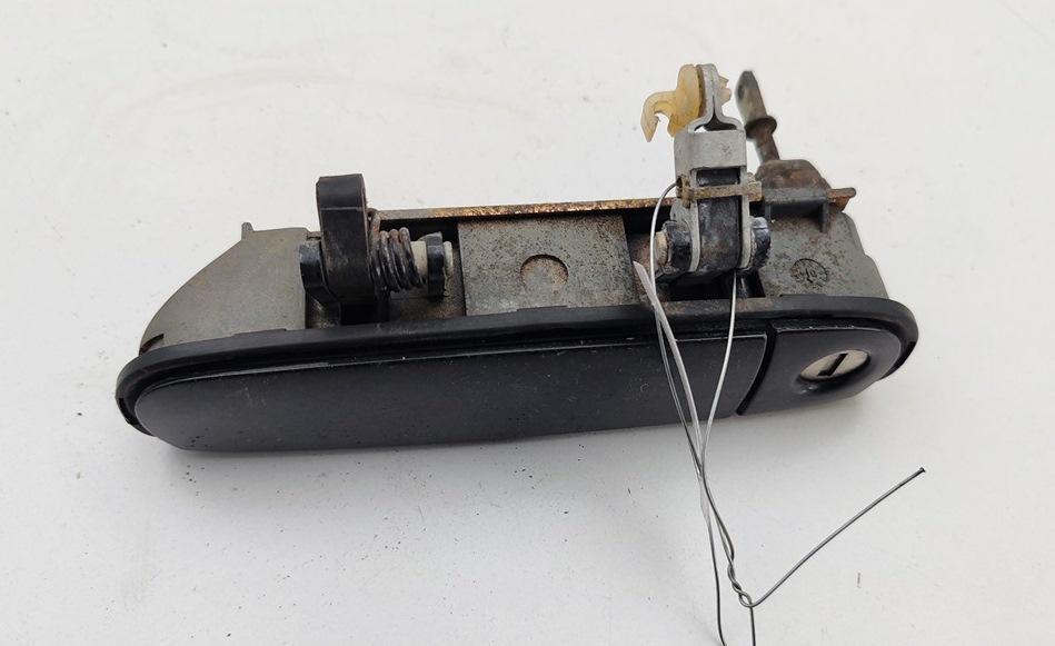 ручка наружная передняя левая Audi A6 C5 2002, 4.2 л., бензин, АКПП, чёрный, универсал, 4B1837885 - фото №1