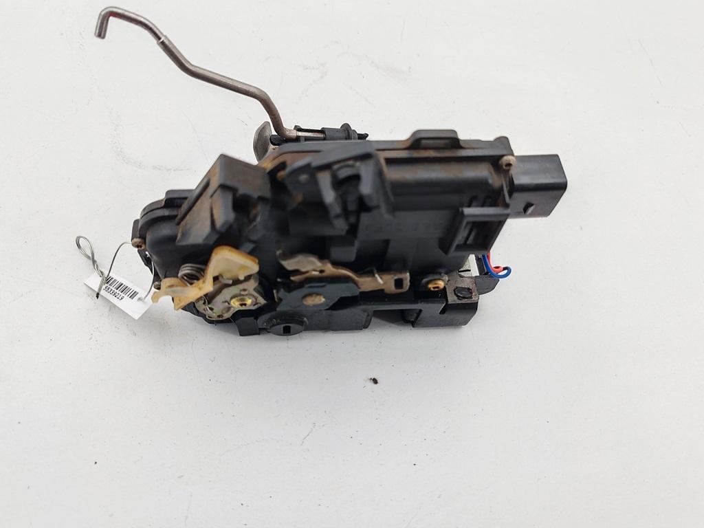 замок двери задней левой Audi A6 C5 2001, 2.4 л., бензин, МКПП, синий, седан, 4B0839015B - фото №1