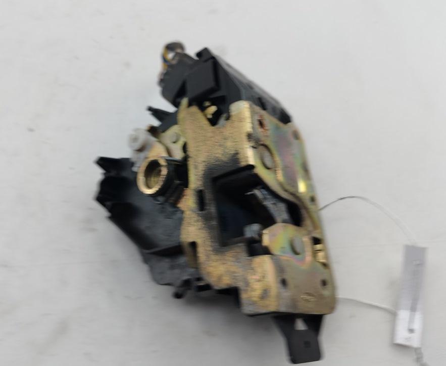 замок двери передней левой Ford Focus I 2002, 1.8 л., бензин, МКПП, серый, универсал, 2S6063A1E0243 - фото №1
