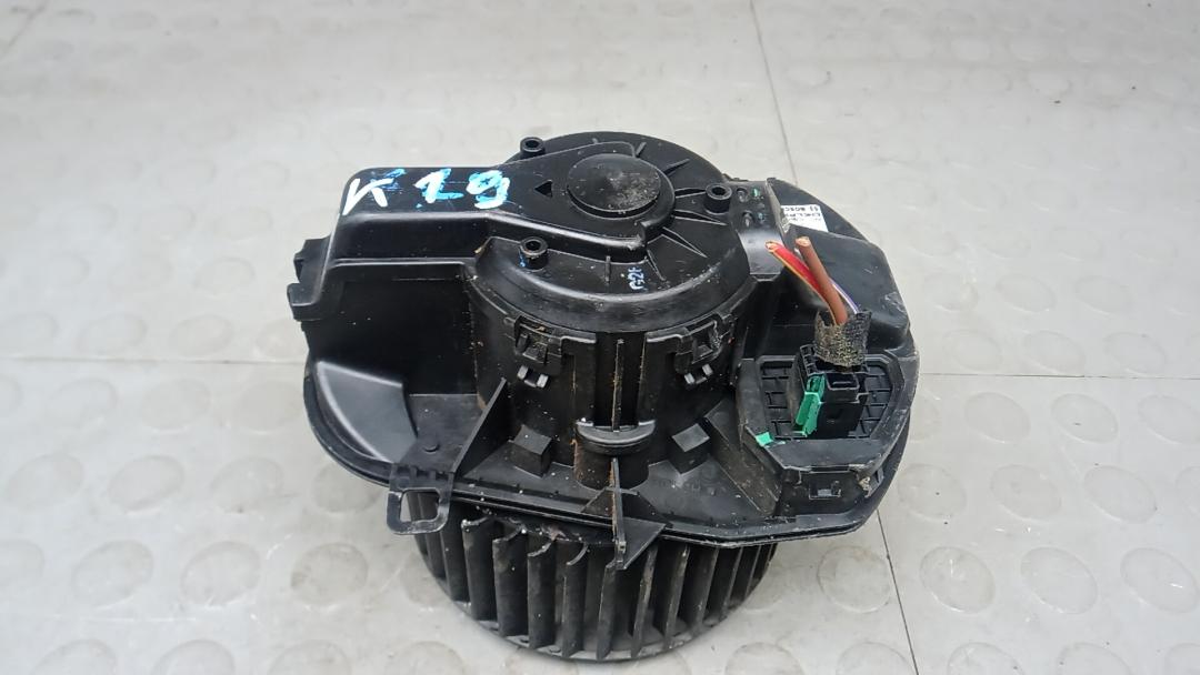 моторчик печки Volkswagen Touareg 2 поколение 2011, 3.0 л., V6 TDI, дизель, АКПП, внедорожник 5 дв. - фото №1