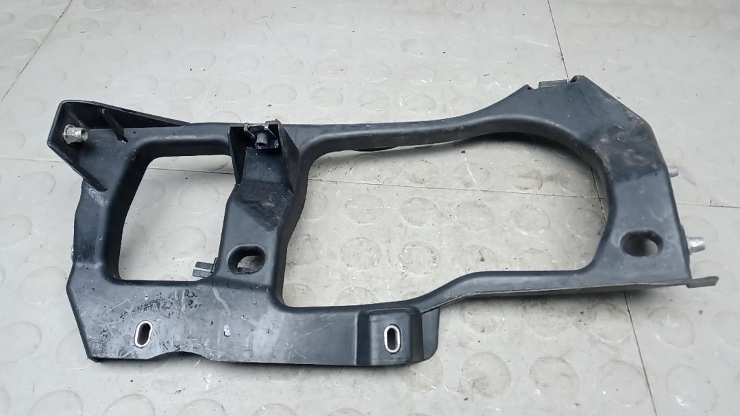 крепление фары левой Volkswagen Touareg 2 поколение 2011, 3.0 л., V6 TDI, дизель, АКПП, внедорожник 5 дв. - фото №1