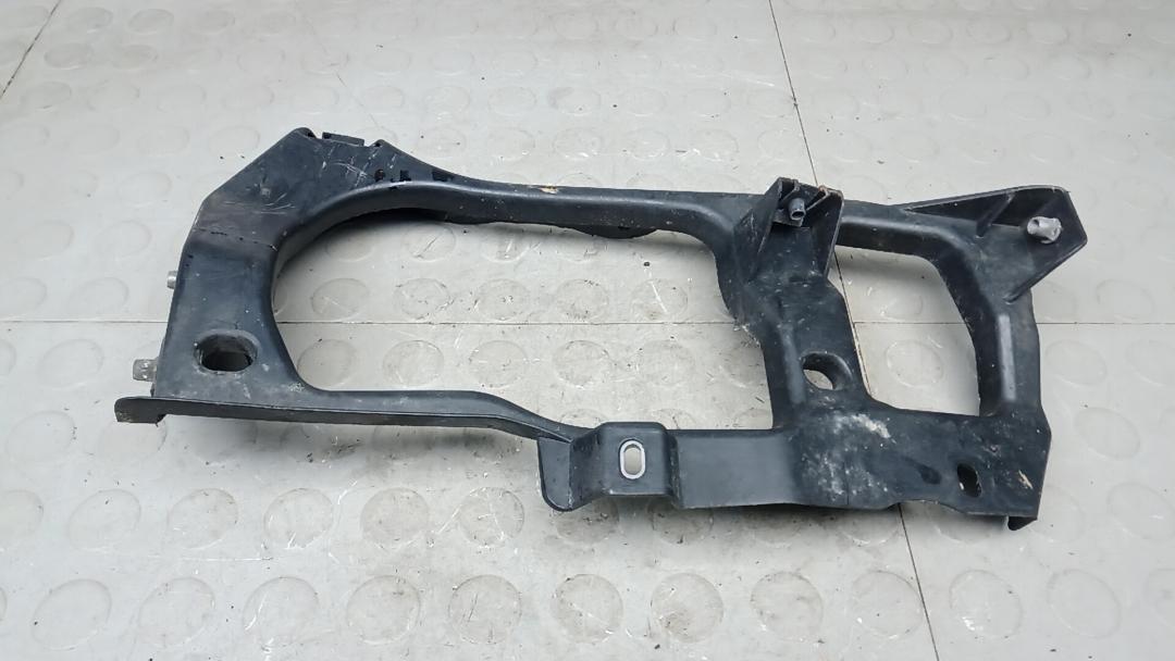 крепление фары правой Volkswagen Touareg 2 поколение 2011, 3.0 л., V6 TDI, дизель, АКПП, внедорожник 5 дв. - фото №1