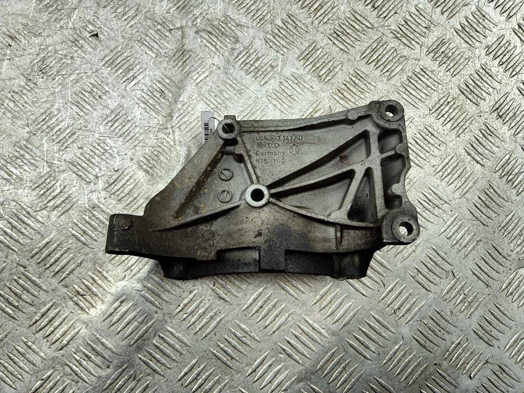 кронштейн генератора Volkswagen Transporter T4 1996, 1.9 л., дизель, МКПП, белый, микроавтобус, 028903143AD - фото №1