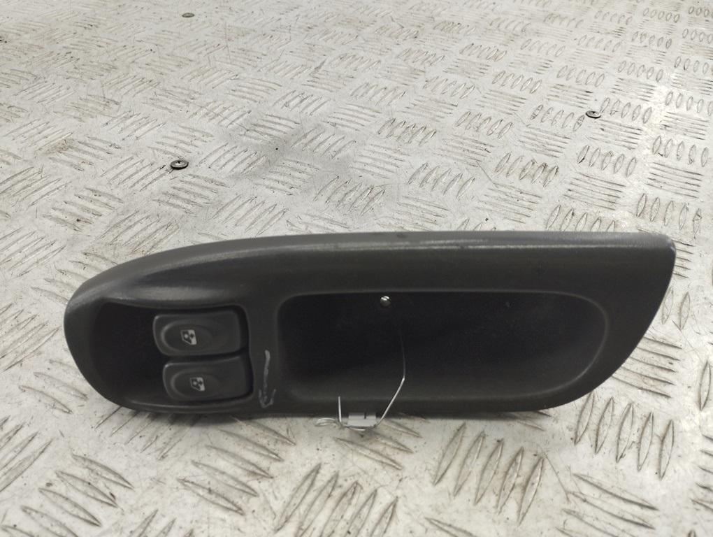 блок управления стеклоподъемниками Renault Scenic I 2002, 1.4 л., бензин, МКПП, серый, минивэн, 7700431172 - фото №1