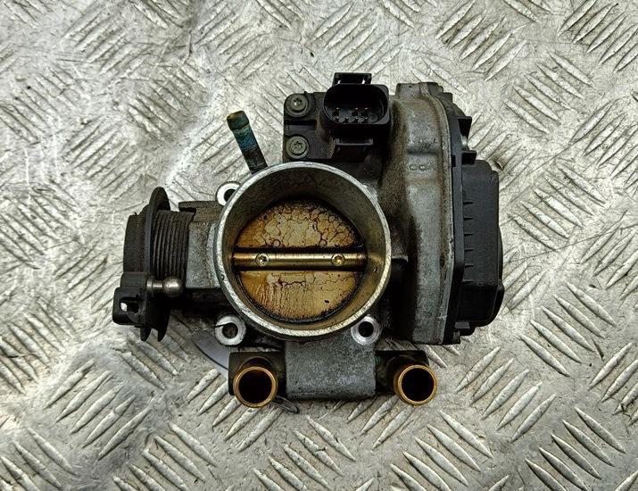 заслонка дроссельная Audi A4 B5 1998, 1.8 л., бензин, МКПП, зелёный, универсал, 058133063H - фото №1