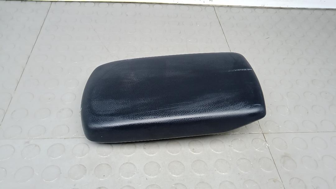 крышка подлокотника Toyota RAV4 2014, 2.0 л., дизель, МКПП, внедорожник 5 дв.