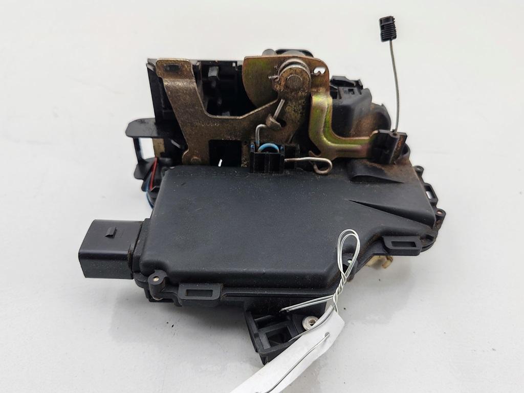 замок двери передней правой Volkswagen Passat B5 1999, 1.6 л., бензин, МКПП, серый, универсал