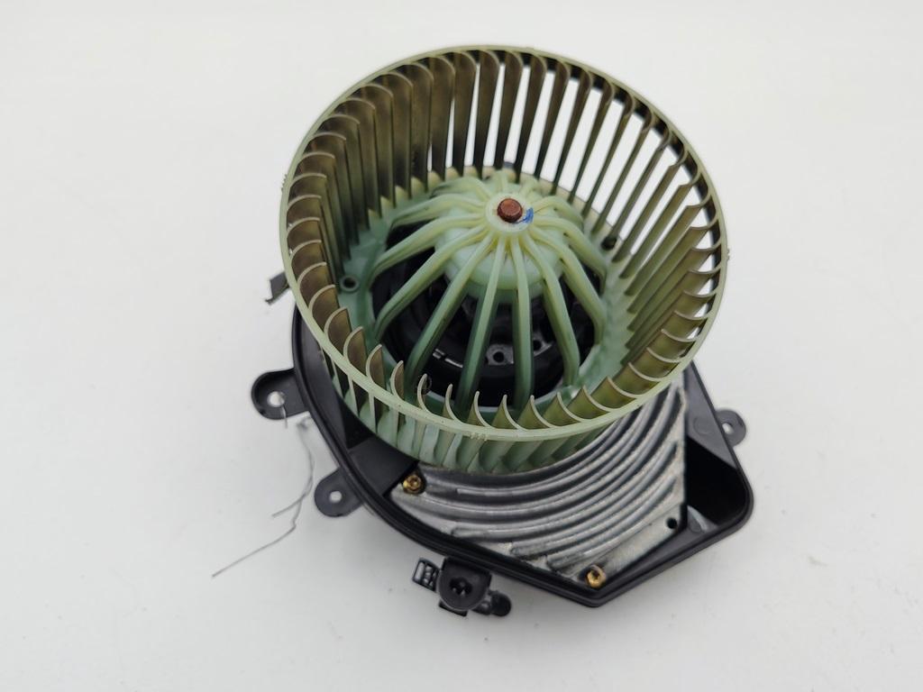моторчик печки Volkswagen Passat B5+ (GP) 2002, 1.9 л., дизель, МКПП, чёрный, универсал, 8D1820021