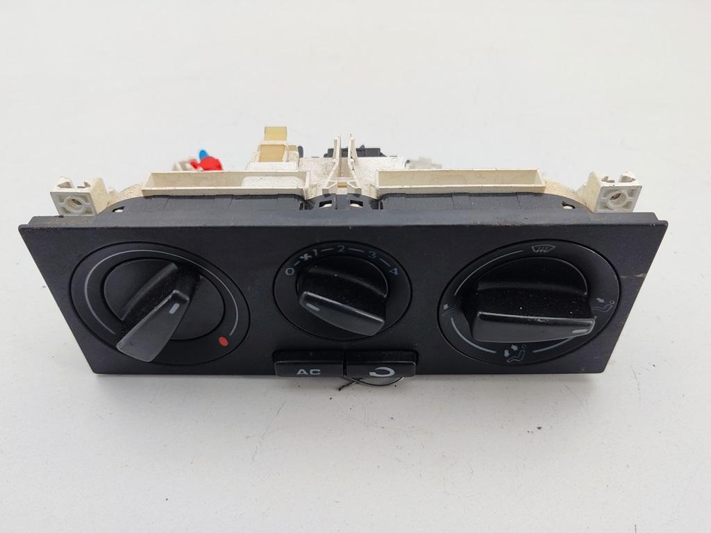 блок управления печки / климат-контроля Volkswagen Passat B5+ (GP) 2001, 1.6 л., бензин, МКПП, серый, универсал, 1J0820045G