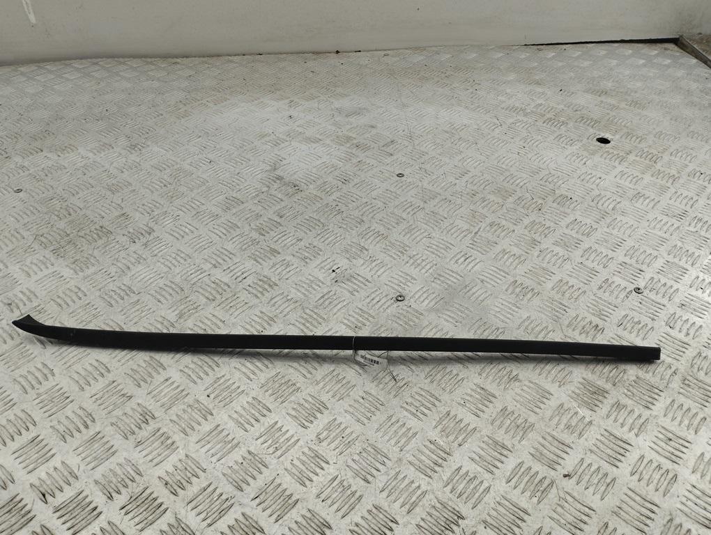 молдинг лобового стекла Volkswagen Passat B6 2007, 2.0 л., дизель, МКПП, серый, седан, 3C0854327B