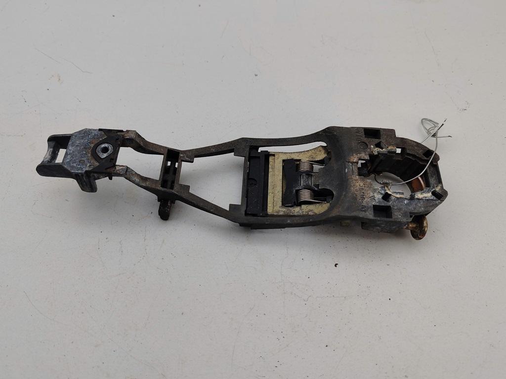 Корпус (держатель) ручки двери передней левой Volkswagen Passat B5 1999, 1.6 л., бензин, МКПП, серый, универсал
