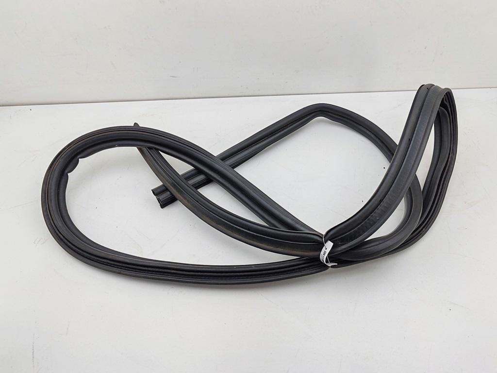 Уплотнитель крышки (двери) багажника Volkswagen Jetta 2008, 1.9 л., дизель, МКПП, серый, седан