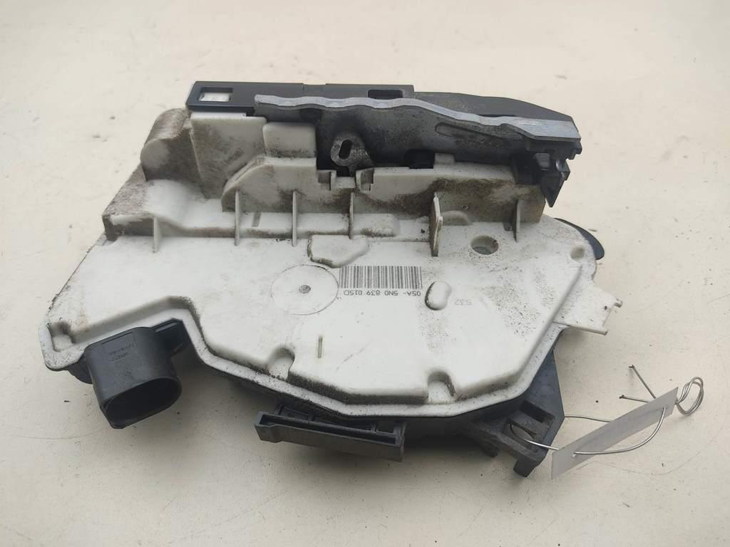 замок двери задней левой Skoda Fabia mk2 (5J) 2011, 1.2 л., бензин, МКПП, красный, хетчбэк 5 дв., 5N0839015D - фото №1