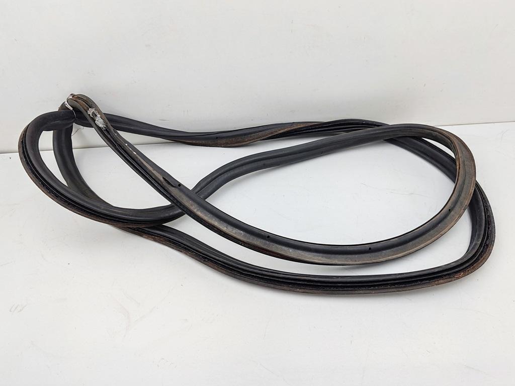 Уплотнитель крышки (двери) багажника Volkswagen Passat B6 2006, 1.9 л., дизель, МКПП, синий, универсал, 3C9827705H