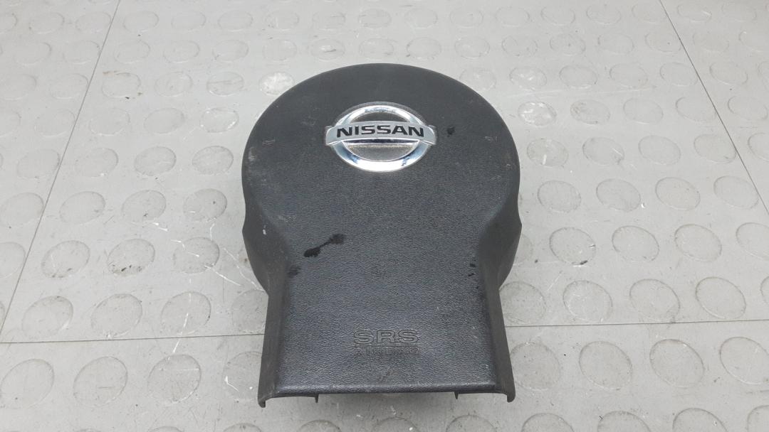 подушка безопасности водителя Nissan Navara 2013, 2.5 л., дизель, МКПП, пикап, AMEB2137090136