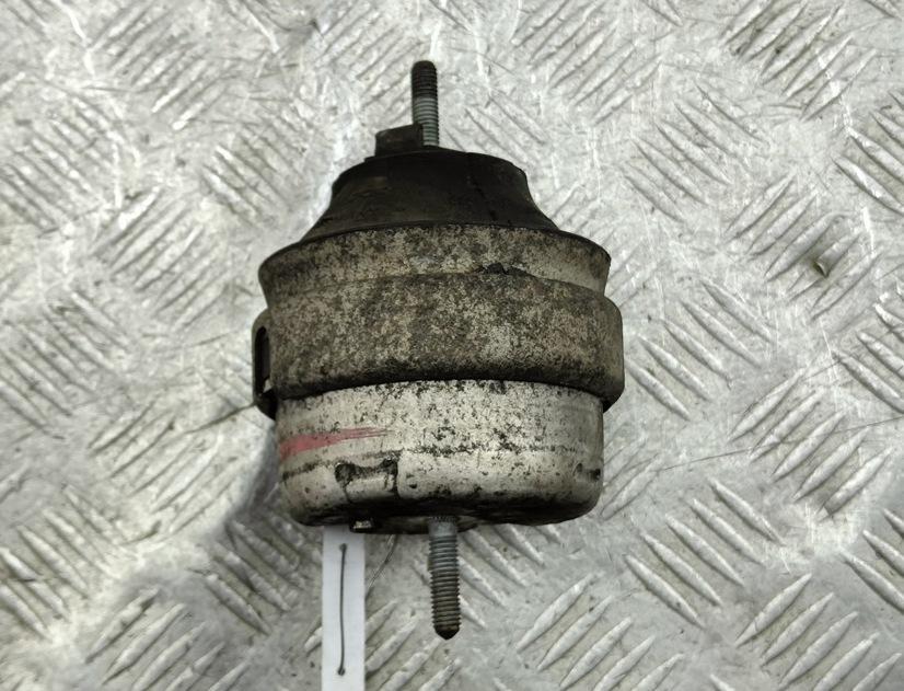 подушка крепления двигателя Audi A4 B5 1997, 1.8 л., Ti, бензин, МКПП, синий, седан, 8D0199379J