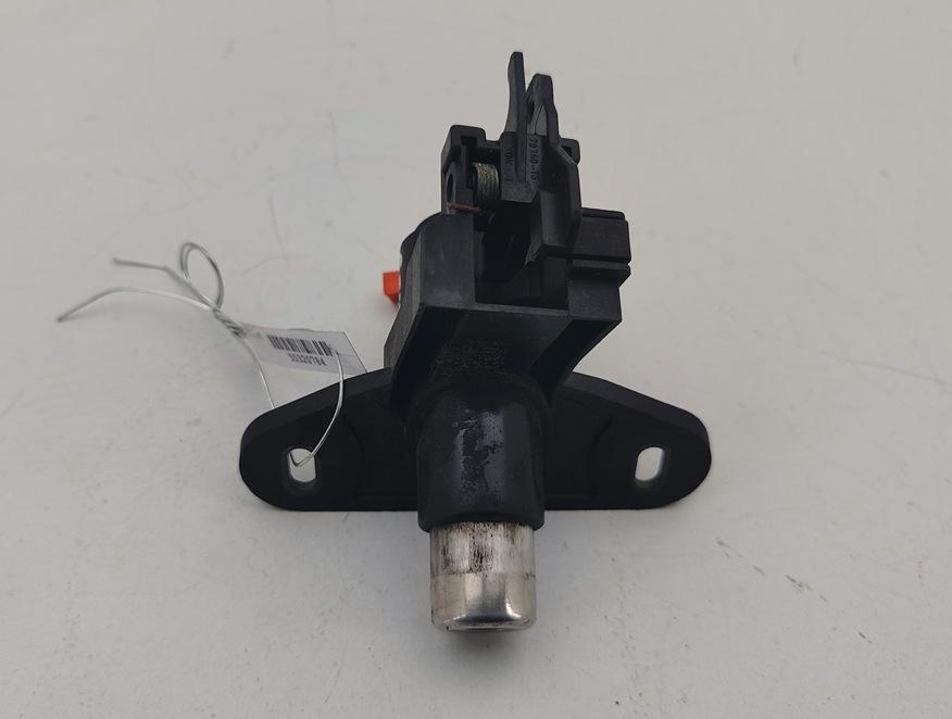 кнопка открытия багажника Opel Zafira A 2000, 1.8 л., бензин, МКПП, красный, минивэн