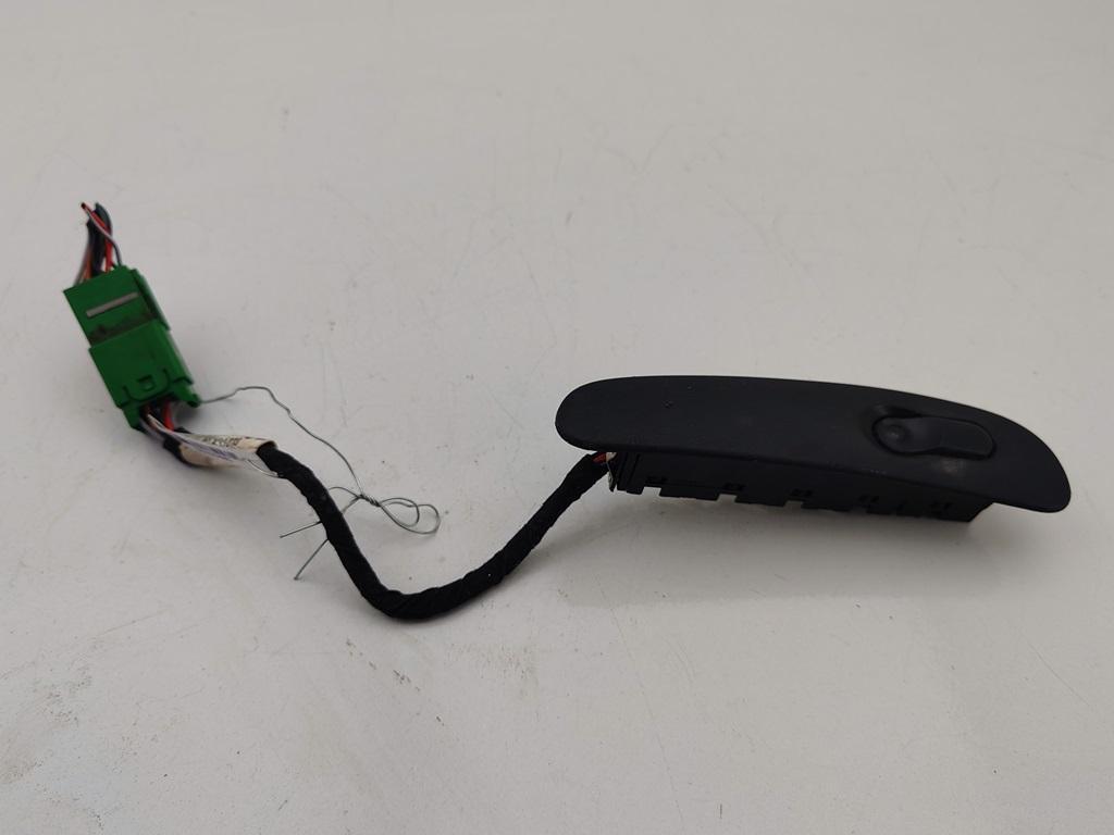 кнопка стеклоподъемника переднего левого Opel Vectra B 1999, 1.6 л., бензин, МКПП, серый, универсал, 90433373