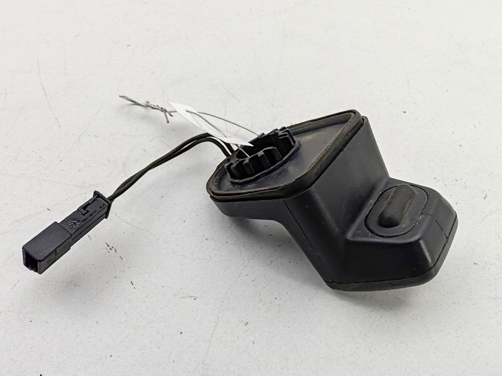 кнопка открытия багажника BMW 3 E90/E91/E92/E93 2007, 2.0 л., бензин, МКПП, красный, универсал