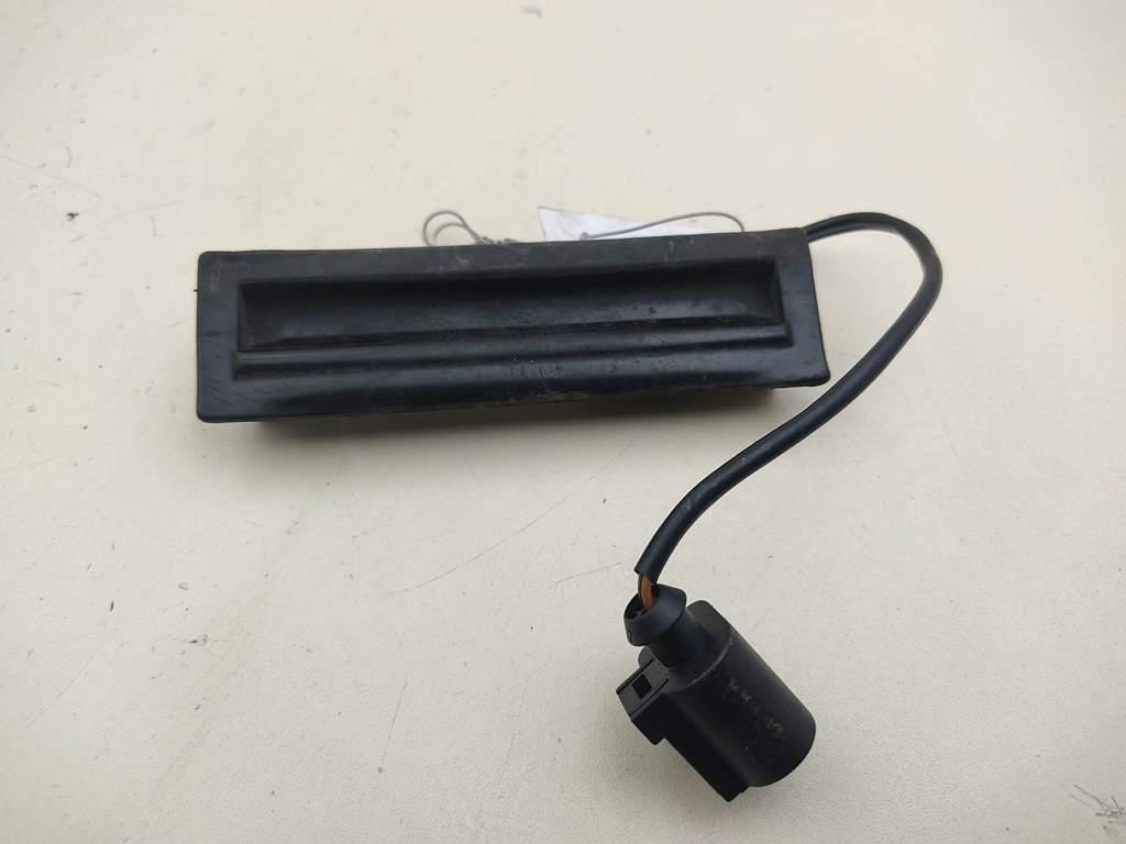 кнопка открытия багажника Volkswagen Passat B5+ (GP) 2002, 1.9 л., дизель, МКПП, чёрный, универсал, 3B9827566B