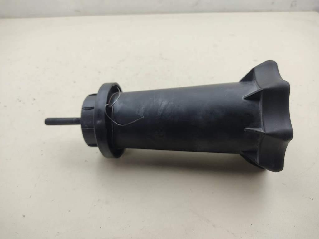крепление запаски Volkswagen Passat B5 1998, 1.6 л., бензин, МКПП, зелёный, седан, 8D0803899C