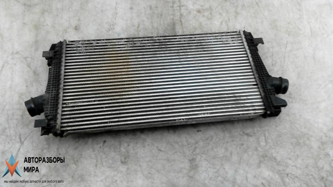 радиатор интеркулера Chevrolet Orlando 1 поколение 2012, 2.0 л., дизель, АКПП, минивэн, 13267647, 1302133 - фото №1