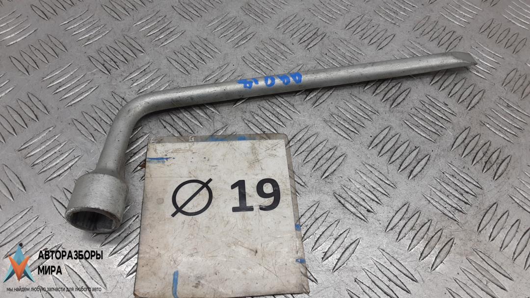 ключ колесный (балонный) Toyota COROLLA VERSO 2008, 2.2 л., дизель, МКПП, минивэн - фото №1