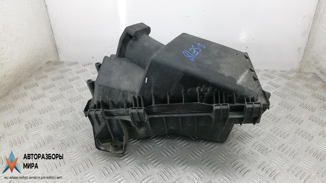 корпус воздушного фильтра Skoda Octavia 1 поколение (A4) 1999, 1.6 л., бензин, МКПП, универсал - фото №1