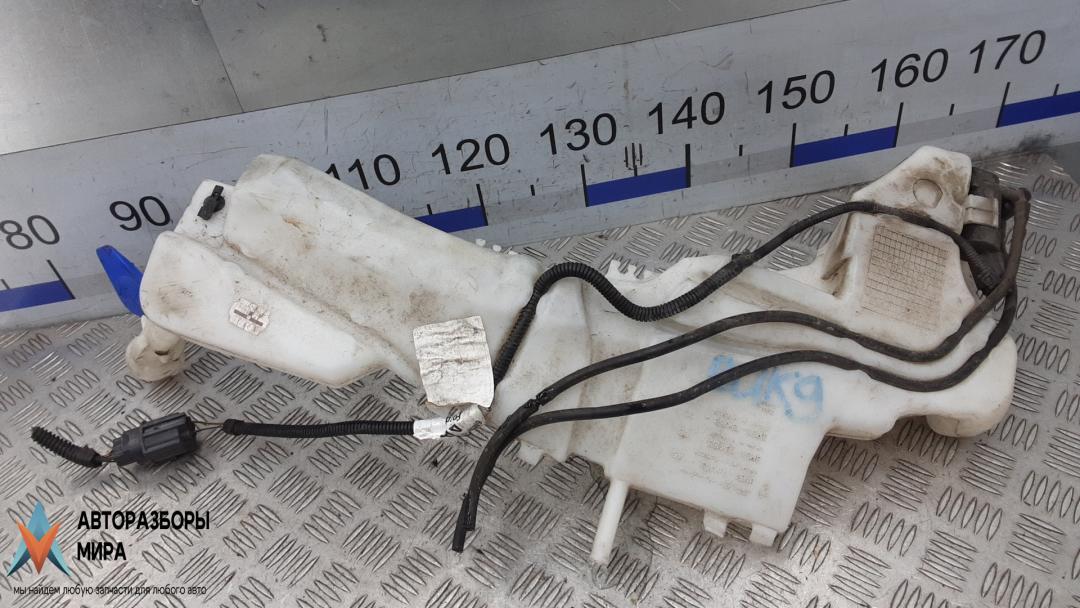 бачок омывателя Ford Kuga 1 поколение 2010, 2.0 л., дизель, МКПП, внедорожник 5 дв. - фото №1