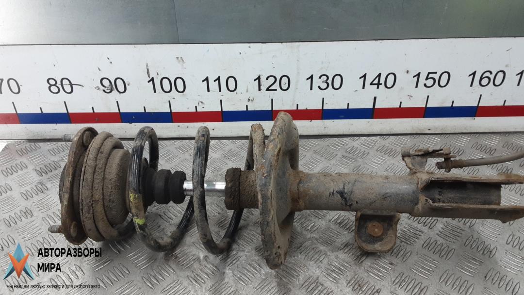 Стойка Toyota RAV4 3 поколение (XA30) 2006, 2.2 л., дизель, МКПП, внедорожник 5 дв. - фото №1